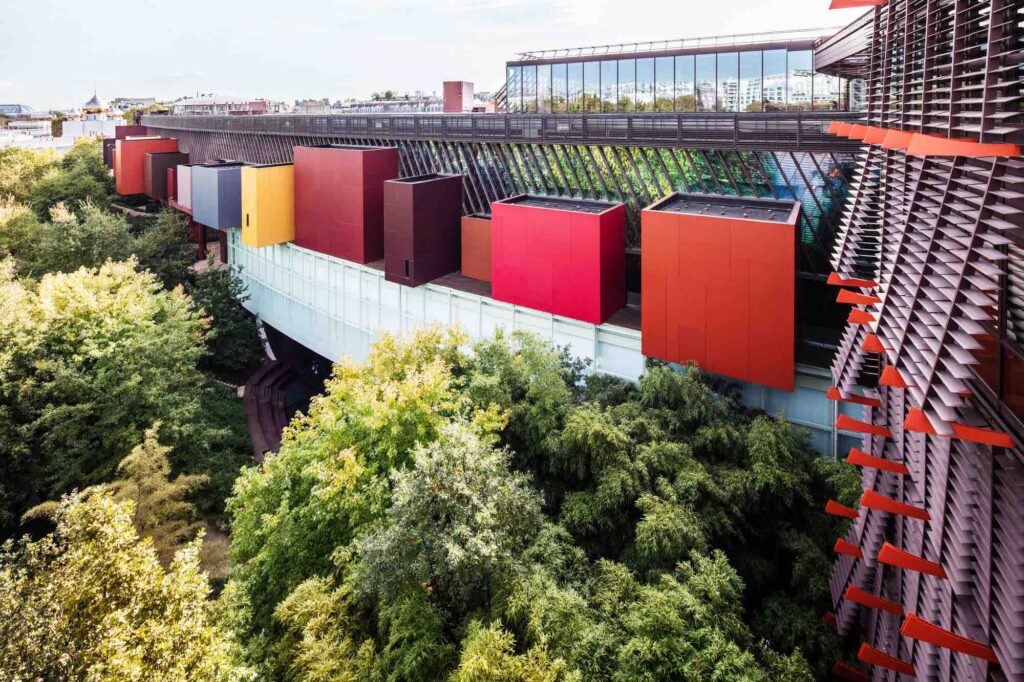 découvrez le musée du quai branly à paris, un lieu unique dédié aux arts et civilisations d’afrique, d’asie, d’océanie et des amériques. expositions, collections et événements culturels vous attendent dans un cadre architectural d’exception au cœur de la capitale.
